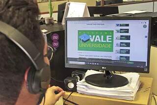 Homem acessando site do Programa Vale Universidade pelo computador (Foto: Divulgação)