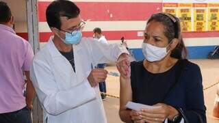 Mulher recebe dose de vacina contra a covid. (Foto: PMCG/Divulgação)
