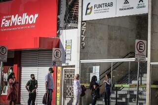 Trabalhadores aguardando para ser atentidos na sede da Funtrab em Campo Grande (Foto: Marcos Maluf)