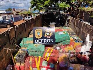 Fardos de maconha estavam escondidos em carreta. (Foto: Divulgação/Defron)