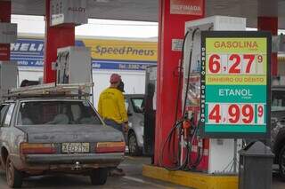 Placa mostra que gasolina ainda não foi reajustada. (Foto: Marcos Maluf)