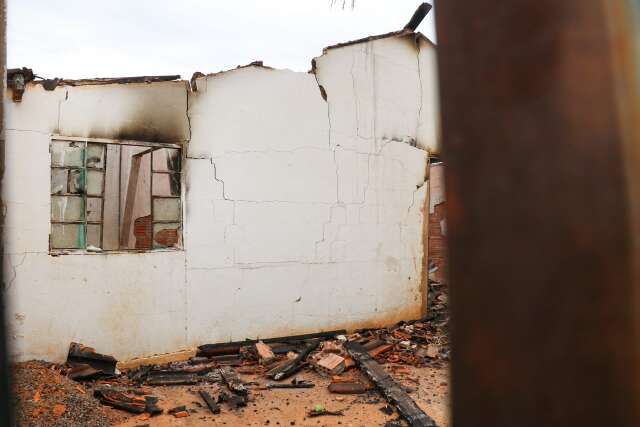 Ap&oacute;s espancar enteados, homem &eacute; linchado por moradores e tem casa incendiada