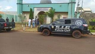 Em mesquita, havia várias marcas de tiros. (Foto: Ponta Porã News)