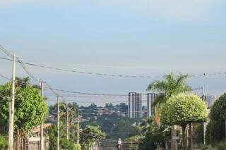 Céu azul com poucas nuvens visto do Jardim dos Estados, na Capital, mas meteorologia indica chance de tempestade ainda hoje. (Foto: Henrique Kawaminami)