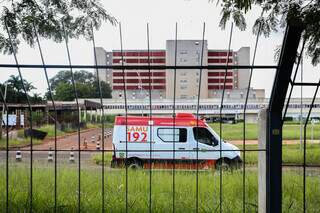 Ambulância no Hospital Regional, referência de internações de covid-19 no Estado. (Foto: Kísie Ainoã)