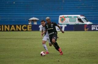 Jogador do Botafogo tenta escapar da marcação do São José (Foto: Divulgação)