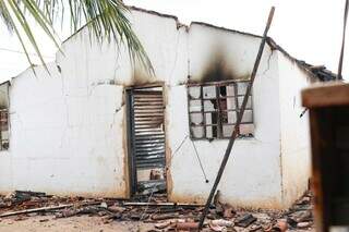 Casa ficou destruída após pegar fogo. (Foto: Henrique Kawaminami)