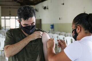 Rapaz recebe dose da vacina contra a covid no polo montado na Seleta. (Foto: Henrique Kawaminami/Arquivo)