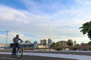 Céu com algumas nuvens nesta manhã em Campo Grande. (Foto: Henrique Kawaminami)