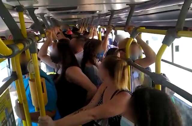 Usu&aacute;rios de &ocirc;nibus reclamam que lota&ccedil;&atilde;o &quot;anula&quot; efeito de m&aacute;scaras e &aacute;lcool