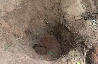 Buraco usado para enterrar a criança viva. (Foto: Divulgação/Polícia Civil)