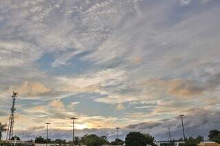 Céu com nuvens esparsas visto da Avenida Gury Marques, na Capital. (Foto: Henrique Kawaminami)