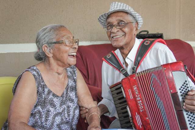 Com 72 anos de casados, até hoje, Sabino toca com seu grande amor