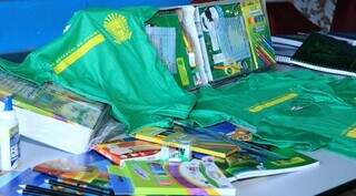 Kits escolares e camisetas do uniforme da REE (Rede Estadual de Ensino). (Foto: Divulgação)