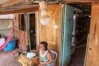 Selma faz malabarismo para família passar o mês com R$ 800. (Foto: Henrique Kawaminami)