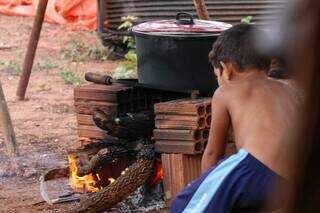 Sem dinheiro para o gás de cozinha, família usa fogão a lenha. (Foto: Henrique Kawaminami)
