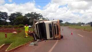 Caminh&atilde;o carregado com porcos tomba e deixa tr&acirc;nsito lento na BR-163