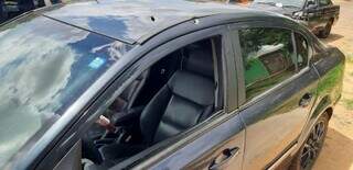 No carro onde a vítima estava, marcas de tiros ficaram aparentes. (Foto: Última Hora)