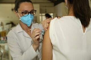Vacinação contra a covid-19 sendo feita no polo da Seleta . (Foto: Kísie Ainoã/Arquivo) 