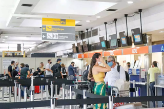 Passageiros no Aeroporto Internacional de Campo Grande. (Foto: Arquivo/Henrique Kawaminami)