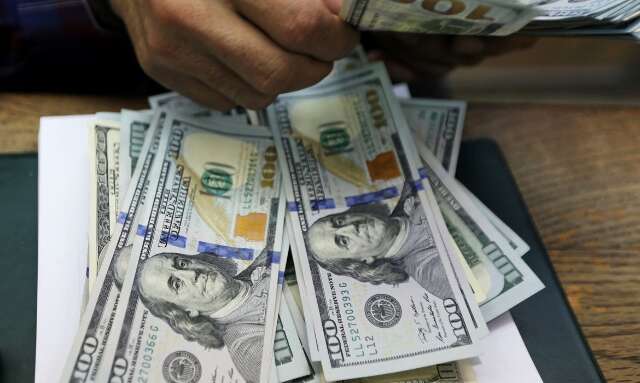 D&oacute;lar cai para R$ 5,51 e acumula queda de 2,1% na semana