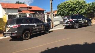 Viaturas da Polícia Civil em frente à casa do suspeito. (Foto: Divulgação)