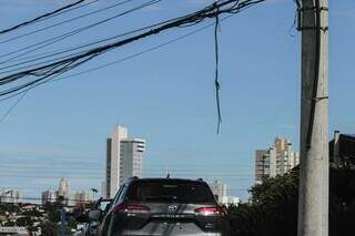 Fiação rompida na Ceará com a Avenida Capital, em Campo Grande. (Foto: Marcos Maluf)