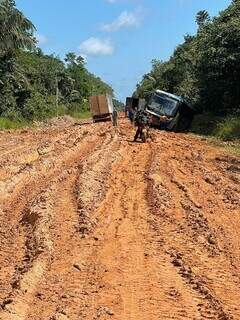 Na estrada, ônibus e caminhões ficaram atolados na lama. (Foto: Arquivo Pessoal)