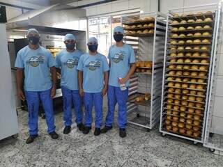 Quatro dos cinco detentos que trabalham na padaria da Gameleira, em Campo Grande (Foto/Divulgação)