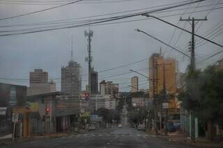 Céu encoberto e Rua 14 de Julho molhada pela garoa na manhã desta sexta-feira. (Foto: Henrique Kawaminami)