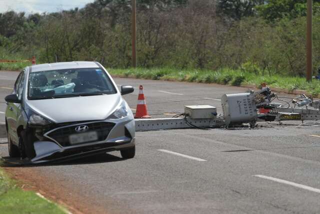Motorista perde o controle dire&ccedil;&atilde;o e derruba poste no Jardim Tarum&atilde;