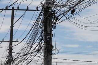 Poste com emaranhado de fios, alguns rompidos, na Rua Ceará. (Foto: Marcos Maluf)
