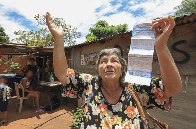 Com dinheiro da conta de luz, fam&iacute;lias v&atilde;o comprar alimentos e rem&eacute;dios