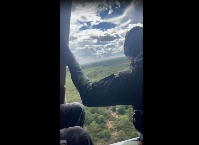 Policiais seguem buscas por criminosos que mataram pai e filho