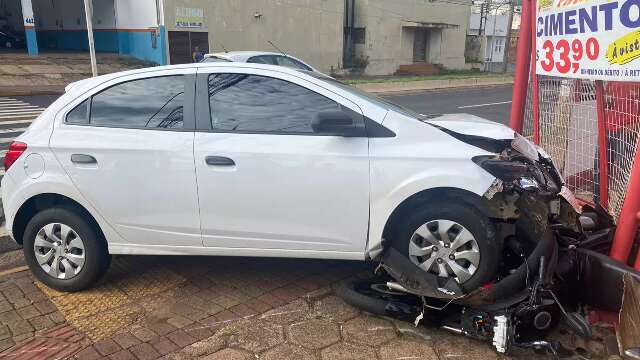 Motociclista vai parar embaixo de carro ap&oacute;s acidente em cruzamento