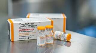 Caixa e frascos de vacina de doses da Pfizer para crianças é da cor laranja. (Foto: Divulgação/Pfizer)