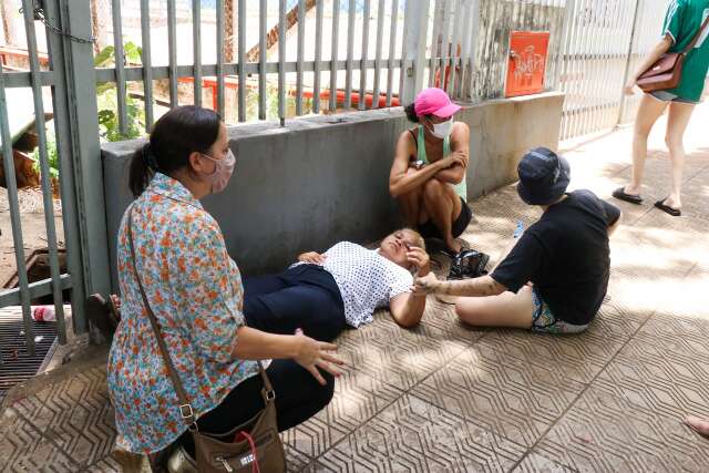 Mulher desmaia em fila que dura 4 horas em ponto para teste de covid 