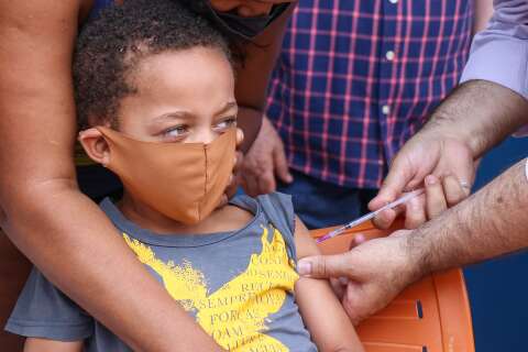 No 1° dia, crianças superam medo e dão lição sobre importância da vacina