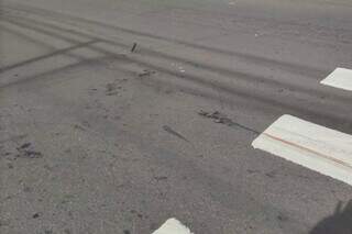 Marcas de sangue da vítima ficaram no asfalto da avenida. (Foto: Direto das Ruas)
