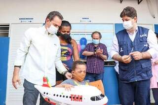 Prefeito ao lado de José Luis da Silva Duarte, de 5 anos, que recebeu a primeira vacina aplicada pelo secretário de Saúde, José Mauro. (Foto: Henrique Kawaminami)