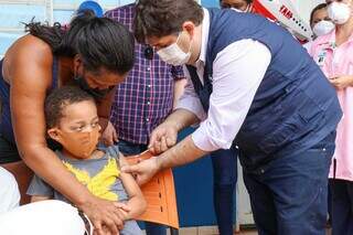 Secretário de Saúde aplicou a primeira vacina ao lado do prefeito, que deu &#34;ajuda moral&#34; ao garotinho. (Foto: Henrique Kawaminami)