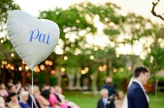 Uma das homenagens foi balão em cadeira reservada para o pai do noivo. (Foto: Top Studio Fotografia)