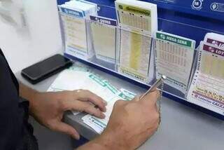 Apostador registrando jogo em casa lotérica de Campo Grande. (Foto: Arquivo / Campo Grande News) 