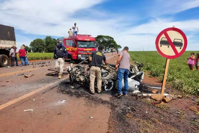 Carro fica destru&iacute;do, pega fogo e motorista morre em acidente com carreta