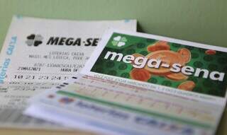 Bilhete de jogo ao lado de cartela de apostas da Mega-Sena. (Foto: Tânia Rêgo/Agência Brasil) 