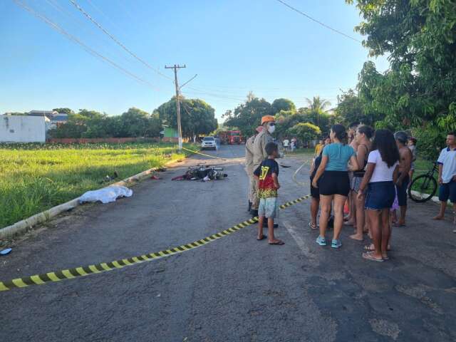 Motociclista bate a cabe&ccedil;a e morre ap&oacute;s capacete abrir em batida com caminhonete