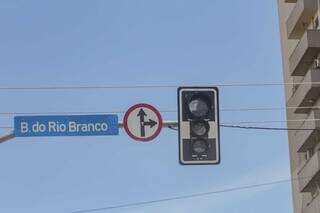 Os semáforos ficaram desligados em quase todos os cruzamentos da Rua Barão do Rio Branco (Foto: Marcos Maluf)