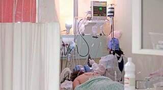 Paciente respira com auxílio de aparelhos em UTI no Hospital Regional de Mato Grosso do Sul. (Foto: Saul Scharmm/Governo estadual)