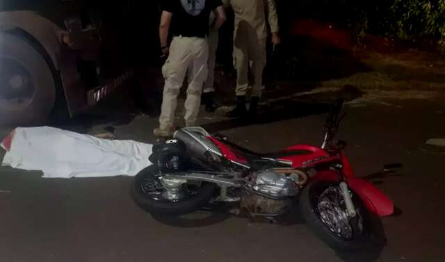 Homem morre ap&oacute;s bater moto em traseira de caminh&atilde;o parado 