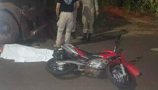 Homem morre ap&oacute;s bater moto em traseira de caminh&atilde;o parado 